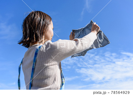 夫のパンツを干す主婦 夫のパンツを干す主婦 78564929