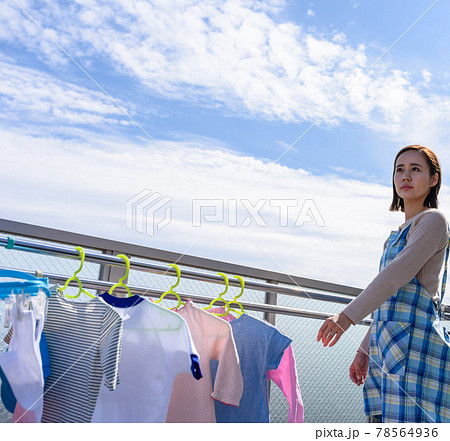 洗濯物を干す主婦 78564936
