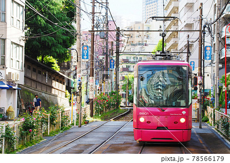 都電荒川線（東京さくらトラム）｜大塚駅前の坂を下る電車 78566179