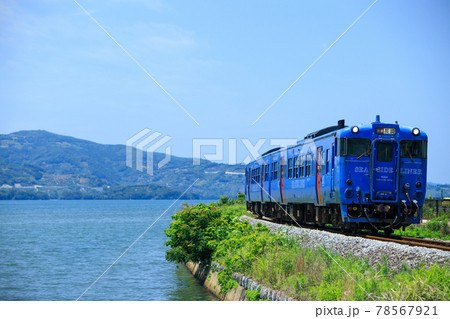 大村湾の青い海と「シーサイドライナー」（JR九州） 78567921