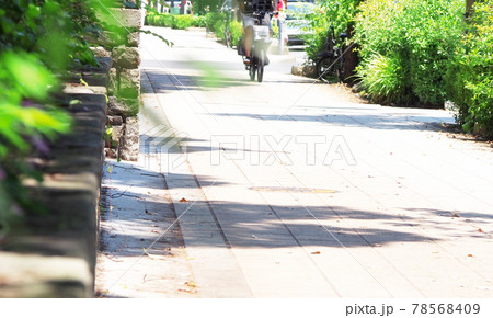 暑い日の歩道 暑い日の歩道 78568409
