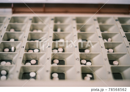 一包化のため、分包機にセットした錠剤(斜め) 78568562