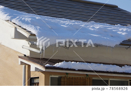 屋根の雪と雨どい 屋根の雪による雨樋の破損 屋根の雪と雨どい 屋根の雪による雨樋の破損 78568926