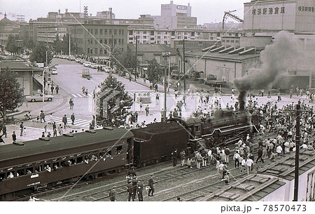 横浜港の新港埠頭に到着した蒸気機関車　 昭和45年　横浜　高島貨物線　横浜臨港線 78570473