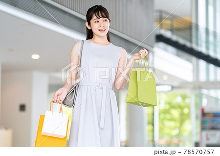 女性 ショッピング 買い物 女性 ショッピング 買い物 78570757