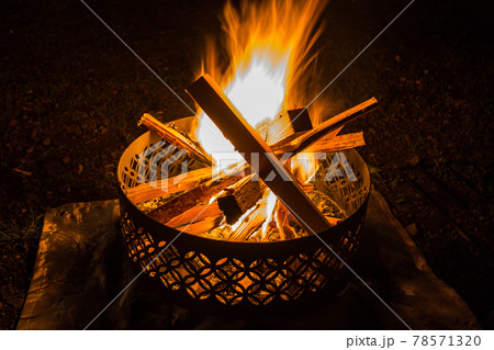 和柄のsanzoku Mountain焚き火台に照らされる至福の時の写真素材