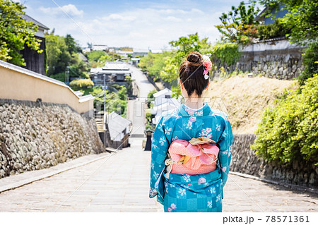 女子旅で着物を着て観光をする若い女性 【杵築市】 78571361