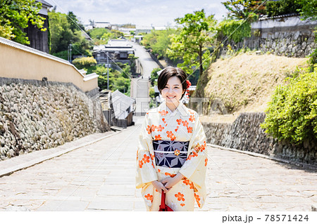 女子旅で着物を着て観光をする若い女性 【杵築市】 女子旅で着物を着て観光をする若い女性 【杵築市】 78571424