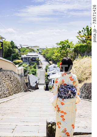 女子旅で着物を着て観光をする若い女性 【杵築市】 女子旅で着物を着て観光をする若い女性 【杵築市】 78571426