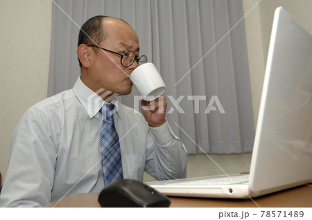 パソコン作業する中年男性 パソコン作業する中年男性 78571489