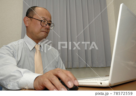 パソコン作業する中年男性 パソコン作業する中年男性 78572559