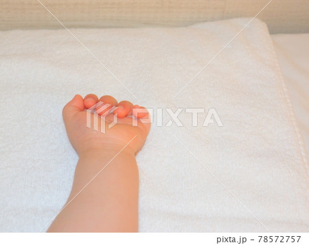 赤ちゃんの可愛い手 78572757