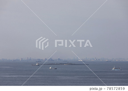 夏の観音崎から見た東京湾と第二海堡 78572859