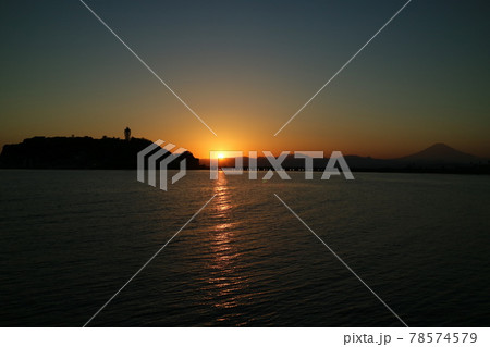 鎌倉腰越漁港防波堤から見る日没直後の江ノ島の風景の写真素材