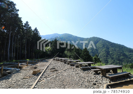 神奈川県の丹沢の大山の見晴台からの山頂の眺め 神奈川県の丹沢の大山の見晴台からの山頂の眺め 78574910