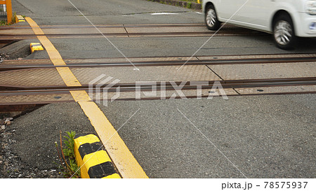 踏切のある風景＜04＞（踏切を通過する車両） 78575937