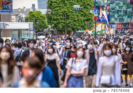 日本の東京都市景観　6月・脅威の人流。渋谷センター街から渋谷スクランブル交差点などを望む＝6月12日 78576406