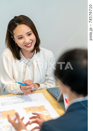 営業 相談 契約 説明 販売 運用 相続 投資 カジュアル 接客 来客 打合せ 顔あり 営業 相談 契約 説明 販売 運用 相続 投資 カジュアル 接客 来客 打合せ 顔あり 78576710