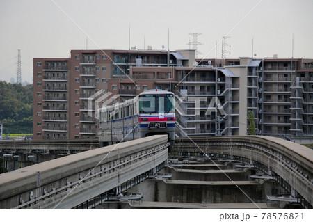 大阪モノレール彩都線の彩都西駅から離れ左カーブに入る万博記念公園駅行き2000系18編成 大阪モノレール彩都線の彩都西駅から離れ左カーブに入る万博記念公園駅行き2000系18編成 78576821