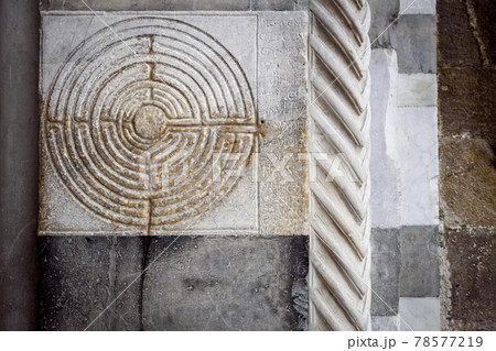 Lucca (tuscany), maze over the wall of the cathedral Lucca (tuscany), maze over the wall of the cathedral 78577219