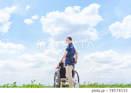 車椅子を押す介護士 78579155