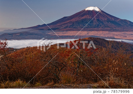 石割山から見る朝焼けの富士山と朝霧湧く山中湖 78579996