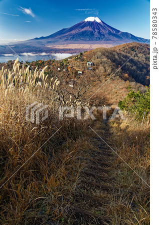 晩秋の平尾山から見る富士山と山中湖 78580343