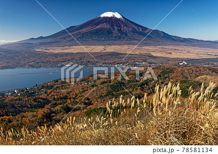晩秋の大平山から見る富士山山中湖の写真素材