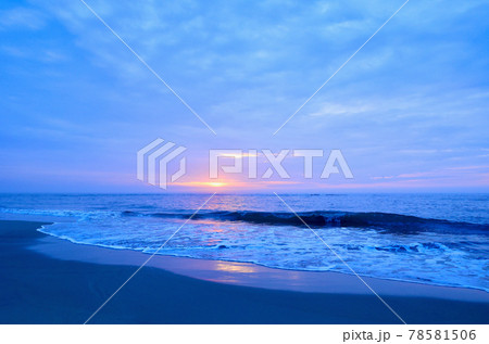 薄曇りの日出　河原子海岸　茨城県日立市 78581506