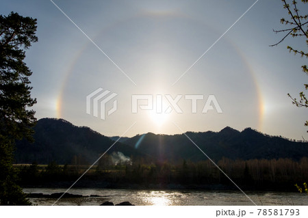Beautiful Natural phenomenon Sun halo with cloud in the sky in the mountains. Beautiful Natural phenomenon Sun halo with cloud in the sky in the mountains. 78581793