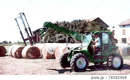 トラクターで干し草を運ぶ 78582068