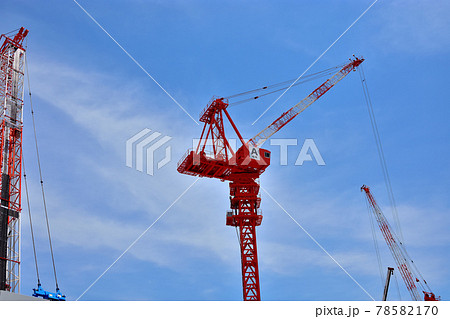 建設現場の大型タワークレーン 78582170