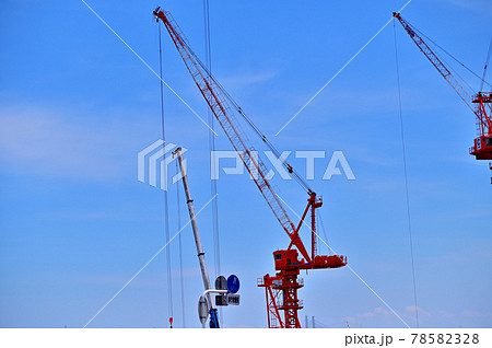 建設現場の大型タワークレーン 78582328