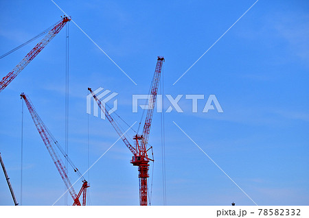 建設現場の大型タワークレーン 建設現場の大型タワークレーン 78582332