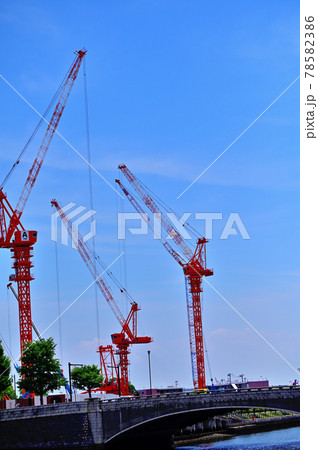 建設現場の大型タワークレーンの写真素材 [78582386] - PIXTA