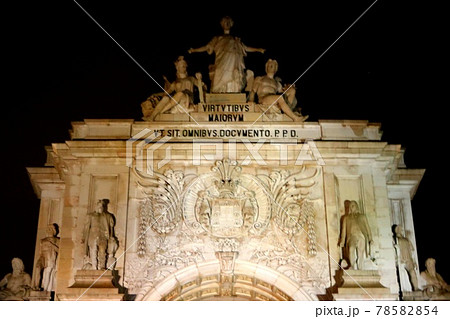 リスボン、コメルシオ広場勝利のアーチ像（夜間ライトアップ） 78582854