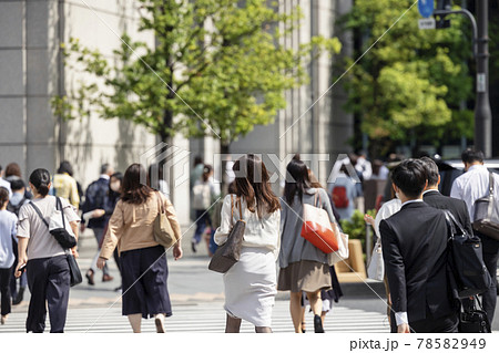 朝、通勤する女性の後ろ姿 朝、通勤する女性の後ろ姿 78582949