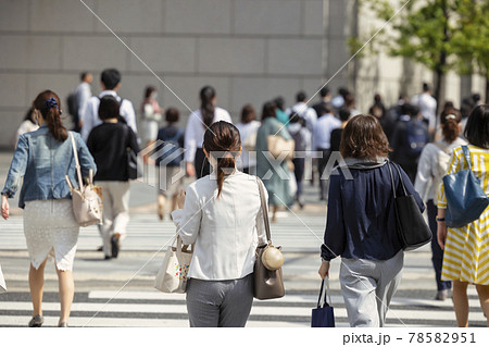 朝、通勤する女性の後ろ姿 78582951