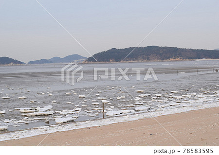 龍遊島の冬の海水浴場(韓国・仁川) 龍遊島の冬の海水浴場(韓国・仁川) 78583595