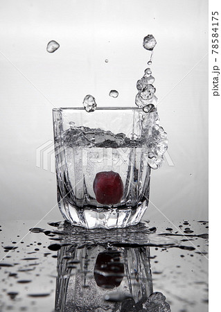 夏に清涼感を与える水の形 夏に清涼感を与える水の形 78584175