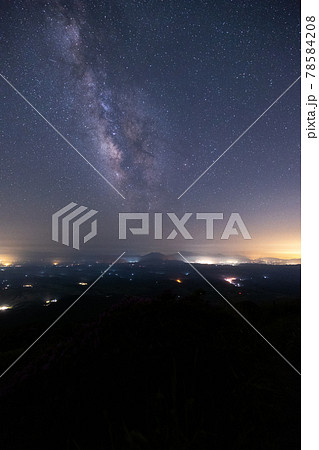 《大分県 九重》扇ヶ鼻山頂から阿蘇五岳の涅槃蔵と星空 78584208
