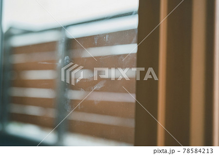 窓に手形の指紋 78584213