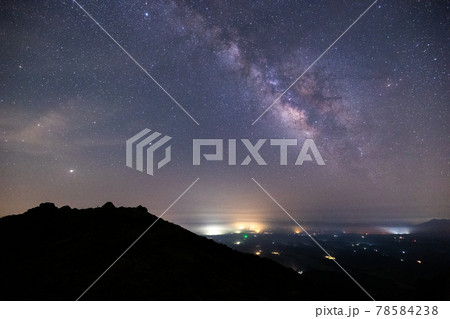 《大分県 九重》扇ヶ鼻山頂と天の川 78584238