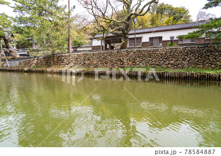 島根県松江市 松江城の堀川めぐり 武家屋敷の横を通り過ぎる船からの眺め 島根県松江市 松江城の堀川めぐり 武家屋敷の横を通り過ぎる船からの眺め 78584887