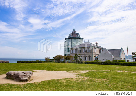 夏の神戸舞子公園にある孫文記念館、遠く淡路島 78584914