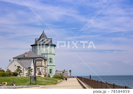 夏の神戸舞子公園にある孫文記念館と瀬戸内海 夏の神戸舞子公園にある孫文記念館と瀬戸内海 78584959