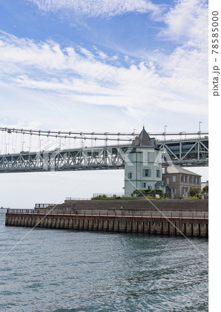 夏の神戸舞子公園にある孫文記念館と瀬戸内海 78585000