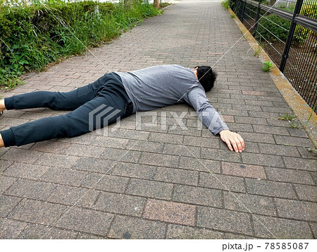 路上で倒れる男性 路上で倒れる男性 78585087