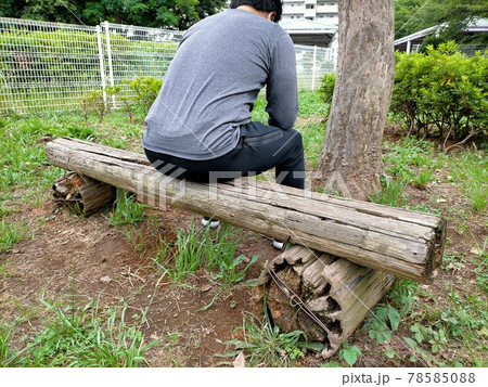 考え事をする男性 78585088