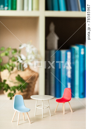 会話イメージ・ミニチュアのテーブルとイス 78585967